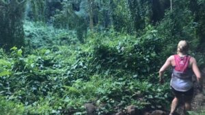 Corredora é surpreendida por "demônio" em prova no Havaí; veja vídeo