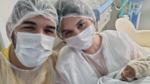 Esposa de Zé Vaqueiro mostra filho na UTI durante visita
