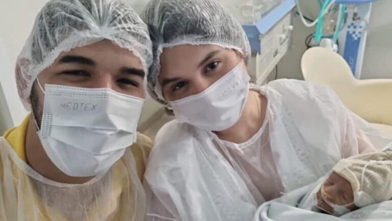 Esposa de Zé Vaqueiro mostra filho na UTI durante visita