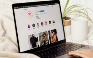 Facebook e Instagram bloqueiam envio de DMs de estranhos para menores