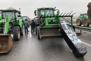 Fazendeiros bloqueiam estradas com tratores na França