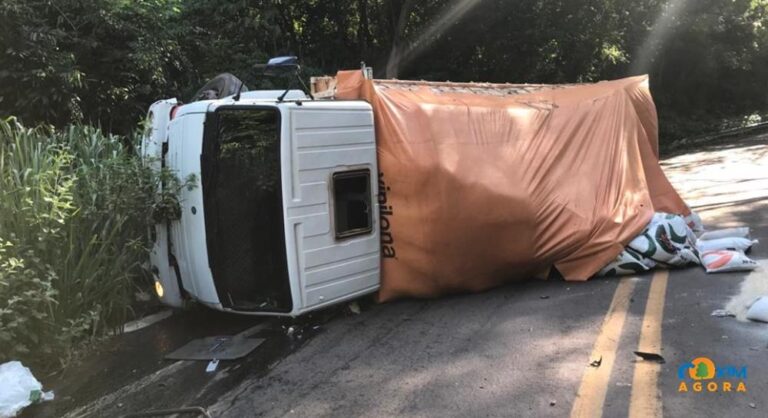 Freio falha e caminhão carregado de ração para gado tomba na Serra da Alegria