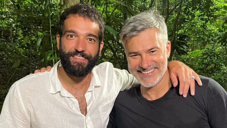Humberto Carrão posa com ator que viveu Zé Inocêncio em 'Renascer'