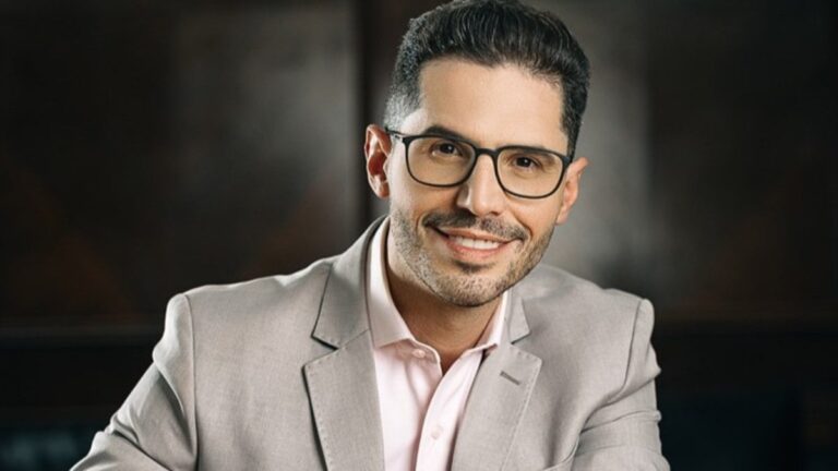 Jornalista da Record é surpreendido ao vivo com ataque: "Globo lixo"