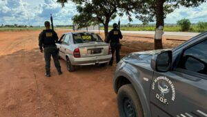 Jovem com tornozeleira eletrônica é preso com carro furtado