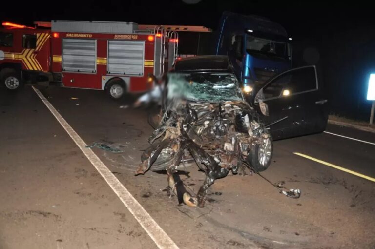 Motorista de carro fúnebre morre em acidente envolvendo duas antas e uma caminhonete