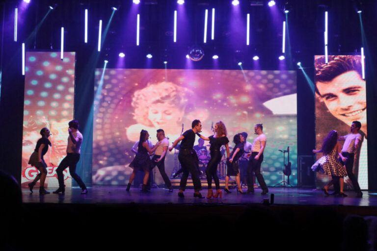 Musical “Embalos de Sábado à Noite” faz passeio pelos hits da era Disco e leva nostalgia ao palco do Teatro Frei Caneca!