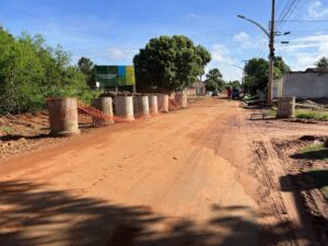 Obra de drenagem interdita rua Frei Cirino na Vila Bela em Coxim