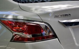 Por que alguns carros têm só uma luz de ré?