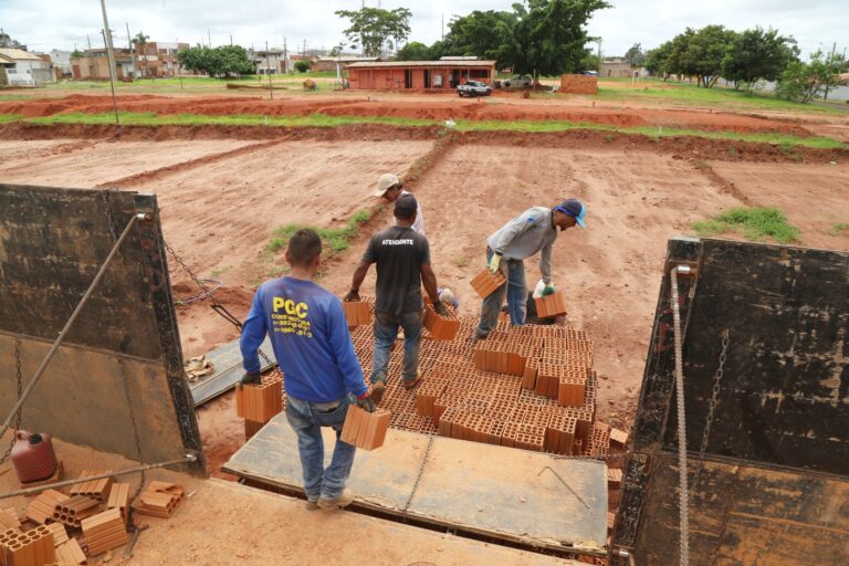 Prefeitura avança na construção de moradias para as famílias da comunidade Mandela
