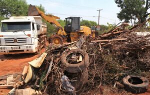 Prefeitura realiza serviço de limpeza em áreas com descarte irregular na Capital