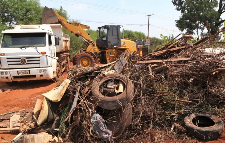 Prefeitura realiza serviço de limpeza em áreas com descarte irregular na Capital