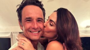 Rodrigo Santoro celebra aniversário da esposa e web reage: 'Que sorte'