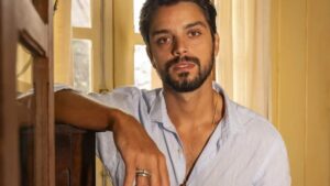 Rodrigo Simas revela medo de se assumir bissexual e destruir carreira