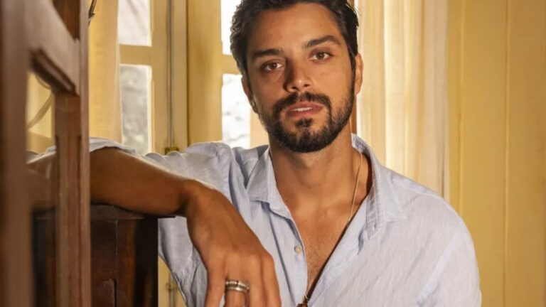 Rodrigo Simas revela medo de se assumir bissexual e destruir carreira