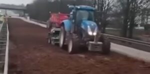 Vídeo: Agricultores transformam rodovia em lavoura durante protesto