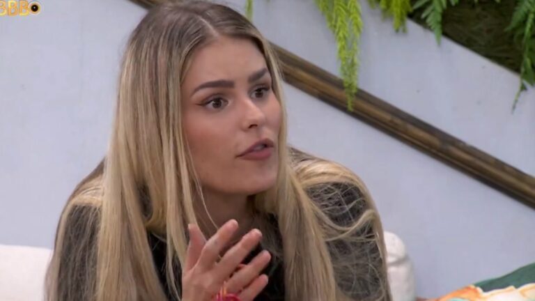 Yasmin Brunet foi expulsa de escola de samba por dar piti e estrelismo