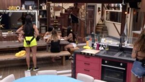 Alane faz brincadeira e assusta Davi com barata falsa no 'BBB 24'