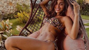 Anitta posa de biquíni e avisa: 'Gostosa e cansada'; veja fotos