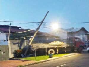 Após bater em duas casas no Jardim dos Estados, caminhão colide em poste de energia no Flávio Garcia