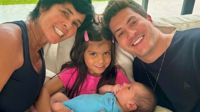 Arthur Aguiar publica foto ao lado dos filhos: ‘Amo muito’