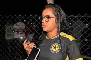 Atletas e escolinhas de futebol comemoram iluminação no Campo da Moreninha II