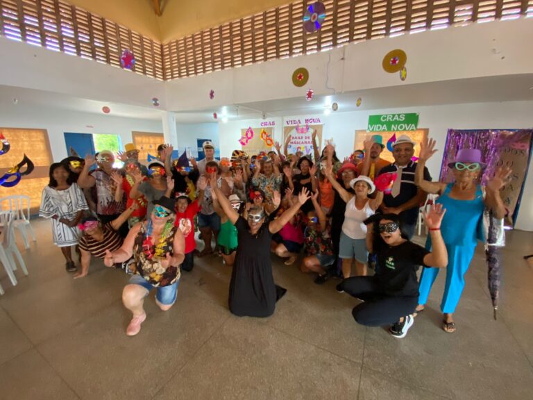 Baile de máscaras e Hitbox animam usuários dos Cras no Carnaval