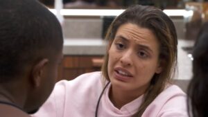 Beatriz alerta Davi sobre relação com Isabelle no BBB: 'Pode estragar'