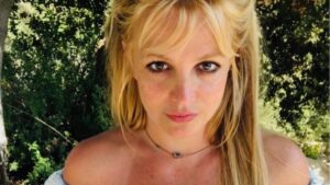 Britney Spears posta sessão de fotos de topless e calcinha: 'Eu posso'