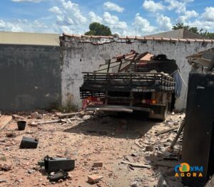 Caminhão invade residências no Jardim dos Estados em Coxim após possível falha nos freios