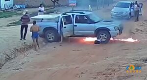 Caminhonete enfrenta princípio de incêndio no Nova Coxim: Câmera de residência registra ação heroica dos moradores