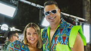 Carla Perez e Xanddy apostam em look combinado para o Carnaval