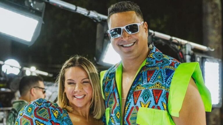 Carla Perez e Xanddy apostam em look combinado para o Carnaval