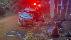 Carro bate me poste e mulheres sofrem múltiplas fraturas