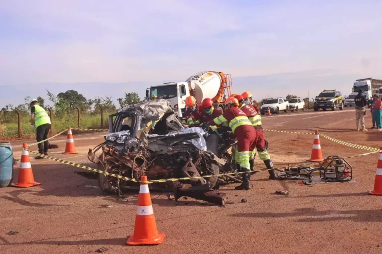 Casal morre em batida entre carro contra bitrem na BR-163