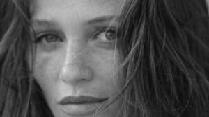 Cintia Dicker posa para fotos; internautas reagem: 'Uma obra de arte!'
