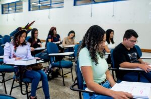 Começa prazo de inscrições para programa que paga salário mínimo para estudantes