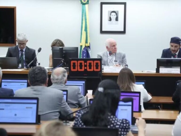 Comissão especial da Câmara aprova PEC que diminui impostos de igrejas