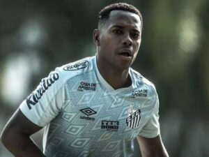 Condenado por estupro, Robinho participa de churrasco no CT do Santos