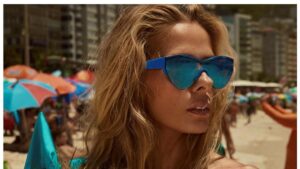 De biquíni colorido, Adriane Galisteu curte Carnaval em Copacabana