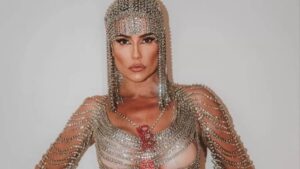 Deborah Secco rouba a cena com look decotado no Carnaval de Salvador