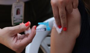 Dez estados já iniciaram a vacinação contra a dengue em crianças