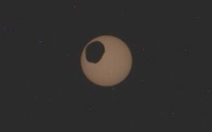 Eclipse em Marte | Vídeo mostra lua Fobos cruzar o Sol