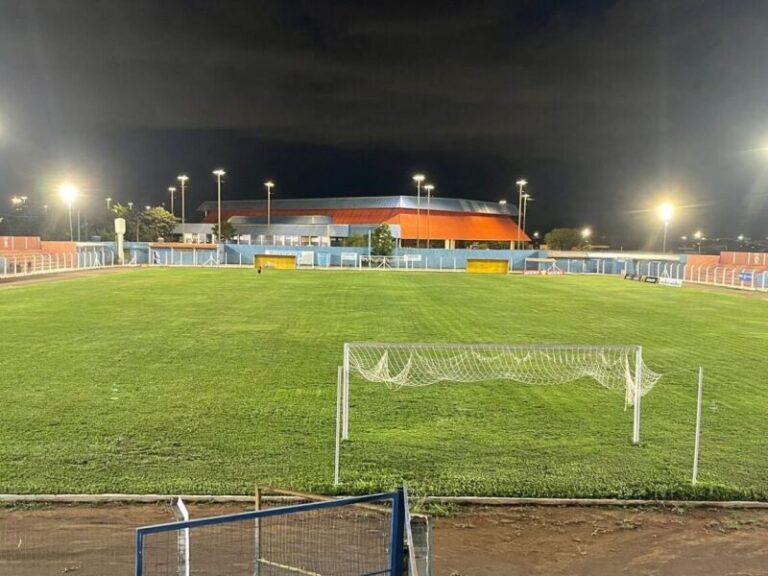 Estádio Jacques da Luz recebe melhorias na iluminação e no campo de futebol
