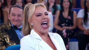 Flor escapa da demissão do SBT após ser salva por Ratinho