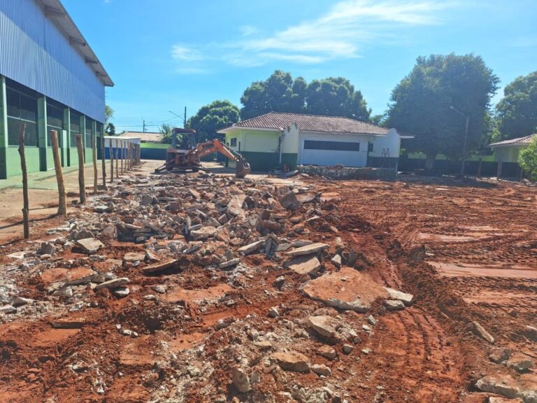 A imagem mostra os entulhos da reforma durante a execução da mesma.