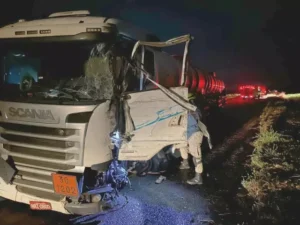 Homem perde parte do braço em colisão entre carretas