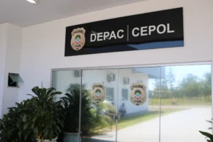  Homem se engasga com carne, tenta vomitar e morre em banheiro