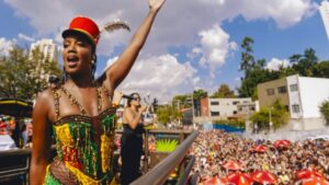 IZA recebe 300 mil pessoas em seu bloco no Carnaval de São Paulo