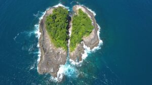 Ilha Rachada tem formato de coração e guarda a menor praia do mundo